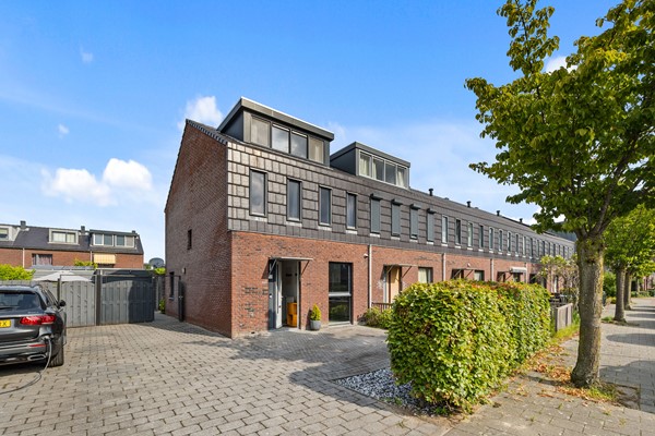 Zonnige hoekwoning met vijf slaapkamers, grote achtertuin en garage